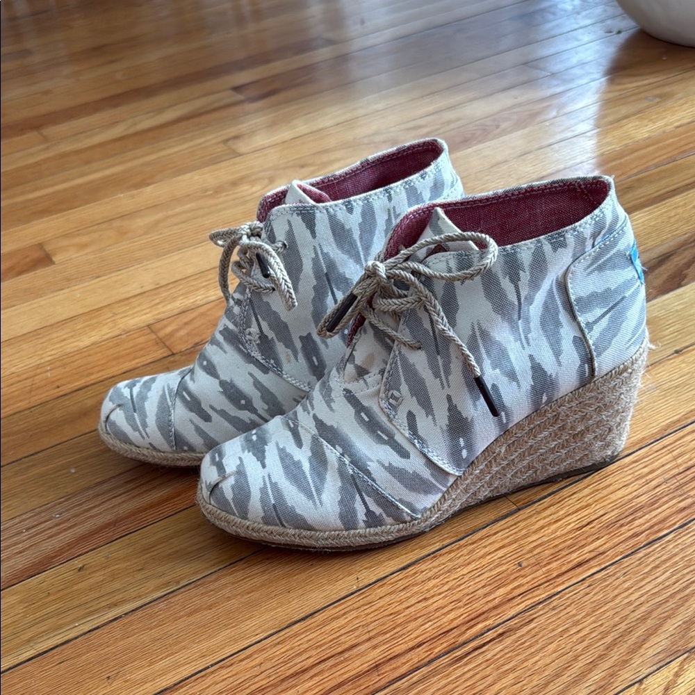 Toms Gray Ikat Wedge Shoes- Like New